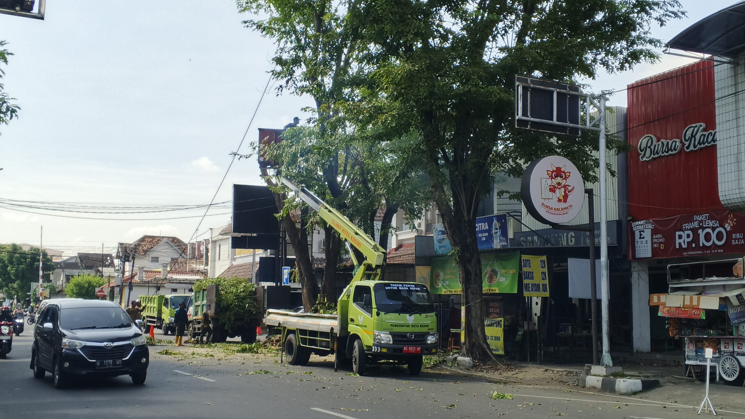 DLHKP Kota Kediri Pangkas Pohon di Tiga Titik Rawan, Prioritaskan Keselamatan Pengguna Jalan